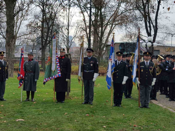 Pietní akt na počest policistů a hasičů, kteří zemřeli při výkonu služby
